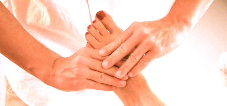 Massage réflexologie plantaire effectué par un professionnel à Lausanne