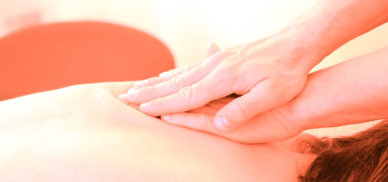 Mains massant le dos avec fluidité – illustration du massage classique