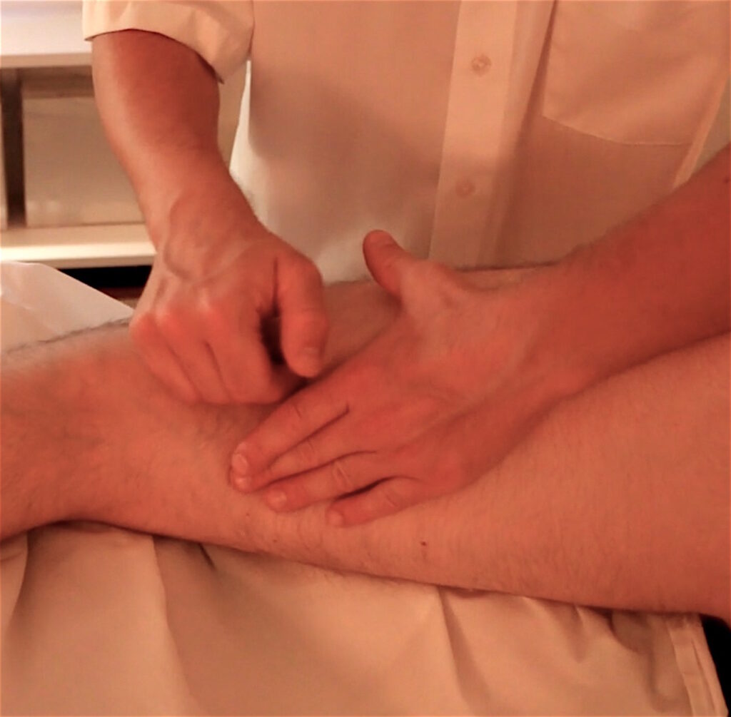 Massage du tissu conjonctif sur le dos – technique réflexe thérapeutique