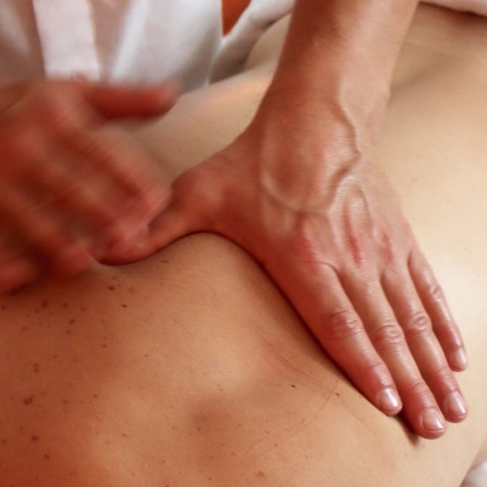 Massage du dos en cabinet - approche thérapeutique