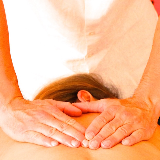 Massage dorsal - pression manuelle pour soulager les tensions