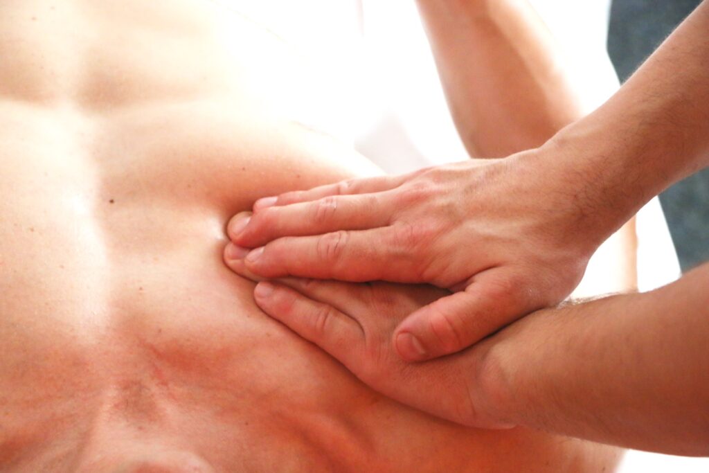 Massage du muscle grand pectoral