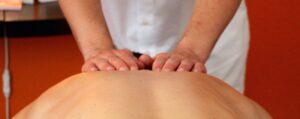 Massage du dos en cabinet à Lausanne pour revitalisation corporelle