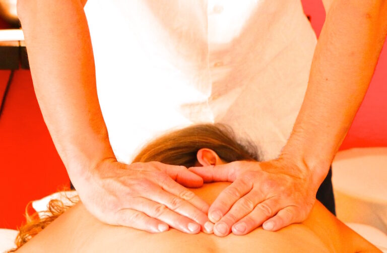 Masseur médical à Lausanne effectuant un massage du dos sur table