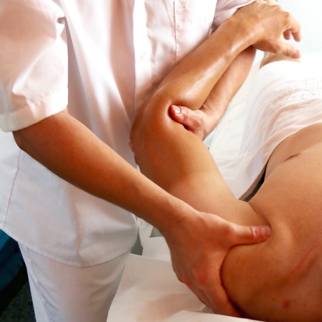 Massage ciblé du deltoïde pour soulager tensions de l’épaule
