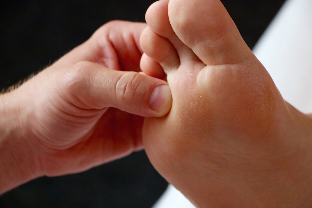 Stimulation de la plante du pied en réflexologie